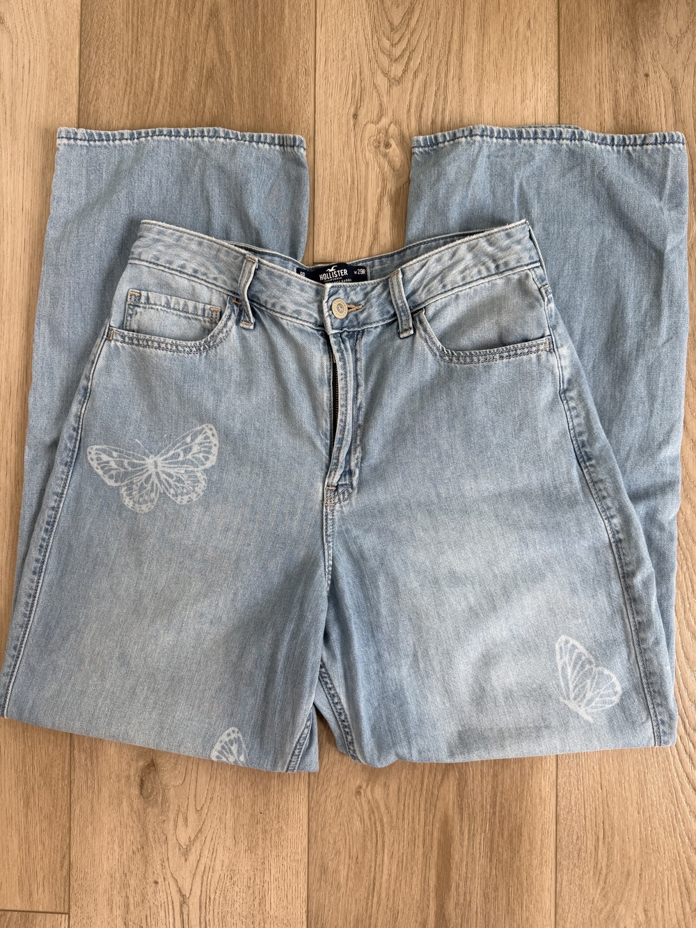 Hollister Ultra High-Rise Baggy Jeans 8R 29 Light Wash Butterfly Y2K